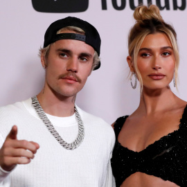 El cantante Justin Bieber y su esposa Hailey Baldwin posan en el estreno de la serie de televisión documental "Justin Bieber: Seasons" en Los Ángeles. / Reuters