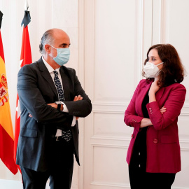 La presidenta de la Comunidad de Madrid, Isabel Díaz Ayuso (d), conversa con el nuevo viceconsejero de Salud Pública y Plan COVID-19, Antonio Zapatero Gaviria (i), este jueves. EFE/ Comunidad De Madrid