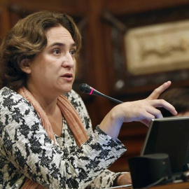 La alcaldesa del Ayuntamiento de Barcelona, Ada Colau, durante la celebración del pleno ordinario del mes de octubre./ EFE