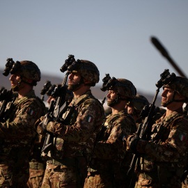 Soldados italianos participan en una ceremonia oficial, mientras Italia asume el liderazgo del grupo de batalla de la OTAN en Bulgaria. -REUTERS/Stoyan Nenov