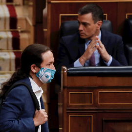 El vicepresidente segundo del Gobierno, Pablo Iglesias, pasa ante el presidente del mismo, Pedro Sánchez. - EFE