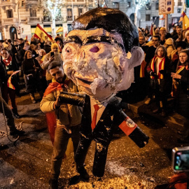 Protesta contra Pedro Sánchez cerca de Ferraz en Nochevieja. / Diego Radamés (Europa Press)