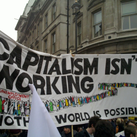 Pancarta con el lema 'el capitalismo no está funcionando' en una protesta contra una reunión del G20 en Londres. -Flickr