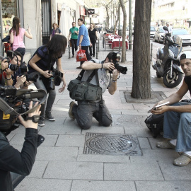 Frank Cuesta rodeado de fotógrafos en la presentación de su libro, en una imagen de abril de 2013. EUROPA PRESS/Eduardo Parra