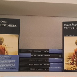  Edición en físico de la novela 'Vengo de ese miedo'. -Twitter @M_A_OESTE