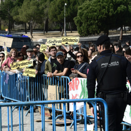 Varias personas protestan en contra de la mascletá. EFE/ Víctor Lerena