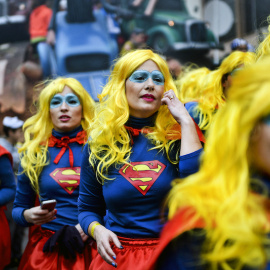  Un grupo de mujeres disfrazadas de 'Superwoman' participan en el carnaval de Torres Vedras el 9 de febrero de 2016.- AFP