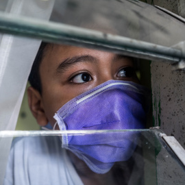 Imagen de un niño con una mascarilla. EP