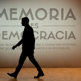  El presidente del Gobierno, Pedro Sánchez, a su llegada al acto conmemorativo con motivo del Día de Recuerdo y Homenaje a todas las víctimas del golpe militar, la guerra y la dictadura en la Sala de Cámara del Auditorio Nacional de Música, a 31 de o