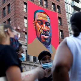 Un retrato de George Floyd durante una protesta contra la desigualdad racial tras su asesinato. En la ciudad de Nueva York. REUTERS / Shannon Stapleton