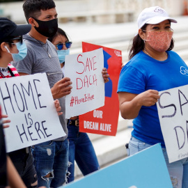 Un grupo de jóvenes migrantes se manifiesta frente a la sede del Tribunal Supremo de EEUU, en Washington. - EFE