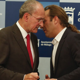 El actual alcalde de Málaga, Francisco de la Torre, junto al exportavoz de Cs Juan Cassá en una imagen de archivo de 2015. Fuente: EFE