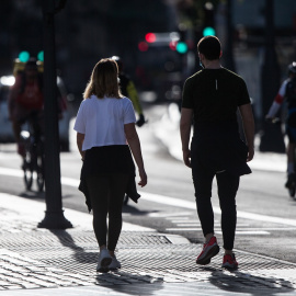 Una pareja pasea por las calles de Madrid. E.P./Joaquin Corchero