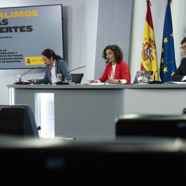 El vicepresidente de Derechos Sociales, Pablo Iglesias, la ministra portavoz y de Hacienda, María Jesús Montero, y el ministro de Sanidad, Salvador Illa, comparecen en rueda de prensa posterior al Consejo de Ministros. E.P./Maya Balanyà/Pool