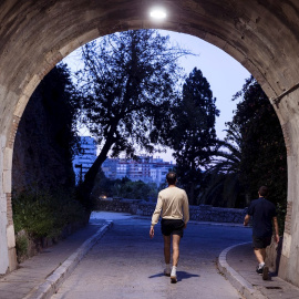 Dos personas caminan a primera hora de la mañana por el centro de Málaga dentro de la nueva normativa que permite hacer actividad en dos franjas horarias. EFE/Jorge Zapata