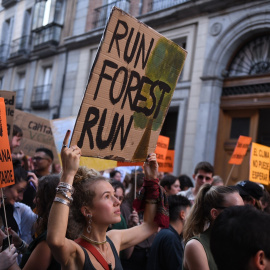  Una joven sostiene una pancarta en la manifestación por el clima para exigir un cambio en el sistema energético, en la Plaza Mayor, a 23 de septiembre de 2022, en Madrid (España).- EUROPA PRESS