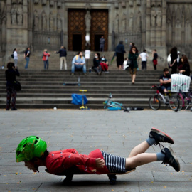 Ambiente en la Avenida de la Catedral este lunes en Barcelona. | EFE