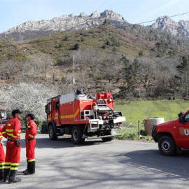 Miembros de la Unidad Militar de Emergencias (UME) tras participar en la extinción de un incendio en Llordón . La oleada de incendios forestales que asola desde ayer varios puntos de Asturias se ha reducido a última hora de la mañana de este lunes a 4