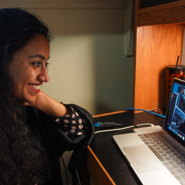 Estudiante paquistaní asiste a su ceremonia de graduación en línea en su habitación en la International Student House donde reside en la Universidad de Georgetown, en Washington, DC. Agnes BUN / AFP