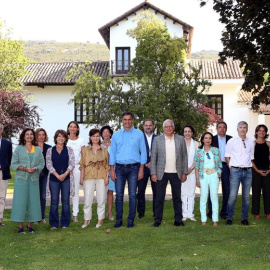 El presidente del Gobierno, Pedro Sánchez, y sus ministros en la finca toledana de Quintos de Mora. - EFE
