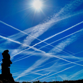 Estelas de aviones en el cielo
