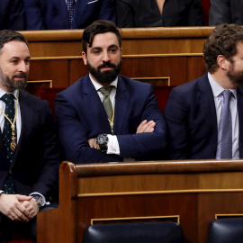 03/02/2020.- Los diputados de Vox Santiago Abascal e Iván Espinosa de los Monteros y el asesor del partido Jacobo González-Robatto (c), asisten este lunes a la apertura solemne de la XIV legislatura en el Congreso de los Diputados. / EFE - BALLESTEROS