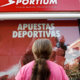 Una mujer observa un local de juego. EFE