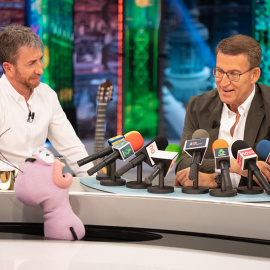 El presidente del PP, Alberto Núñez Feijóo, y el presentador Pablo Motos, durante su participación en el programa 'El Hormiguero'. EFE/Atresmedia