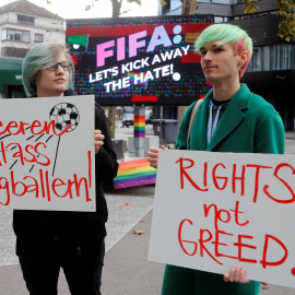 Dos activistas sostienen pancartas frente al Museo del Fútbol Mundial de la FIFA en protesta por la celebración del Mundial en Qatar. -REUTERS