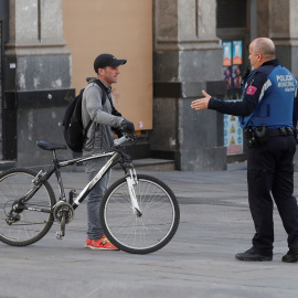 Un policía advierte a un ciclista durante el estado de alarma. Fuente: Efe