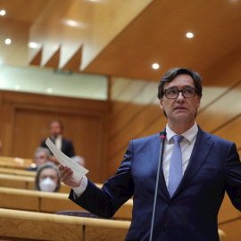 El ministro de Sanidad, Salvador Illa, interviene durante la sesión de control celebrada este martes en el Senado. EFE/Juanjo Martín