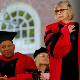  La escritora Joan Didion, en una ceremonia en la que recibe el título honorario de doctora en Letras en la Universidad de Harvard en Cambridge, a 4 de junio de 2009.