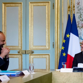El presidente francés, Emmanuel Macron (d) en una reunión con el ya exprimer ministro Edouard Philippe (i) en una reunión en el Palacio del Eliseo sobre la crisis del coronavirus. EFE/EPA/IAN LANGSDON / Archivo