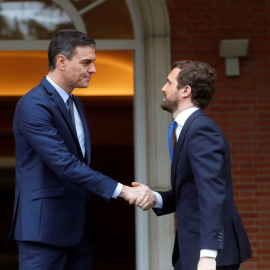 El presidente del Gobierno, Pedro Sánchez, recibe al líder del PP, Pablo Casado, en la Moncloa, el pasado 17 de febrero. (EFE)