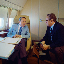 El entonces asesor de seguridad nacional Henry Kissinger con el presidente estadounidense Richard Nixon en el Air Force One durante su viaje a China el 20 de febrero de 1972. REUTERS/Biblioteca Presidencial Richard Nixon