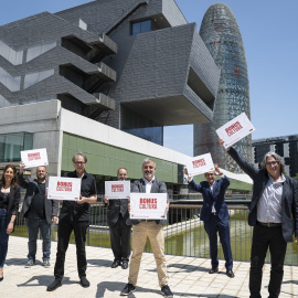 Foto de família dels impulsors de la iniciativa. Cedida a l'ACN per l'Ajuntament de Barcelona