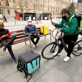 Varios repartidores en Barcelona- REUTERS