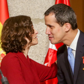 La presidenta de la Comunidad de Madrid, Isabel Díaz Ayuso (i), mantiene un encuentro con el presidente de la Asamblea Nacional de Venezuela, Juan Guaidó (d). EP
