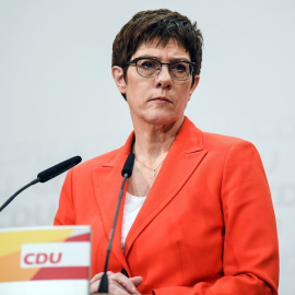 07/02/2020 - La presidenta de la Unión Cristiano Demócrata (CDU) durante una rueda de prensa. / EFE - FILIP SINGER