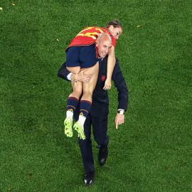 Fotografía del 20 de agosto de 2023del entonces presidente de la RFEF, Luis Rubiales, cargando en sus hombros a la futbolista Athenea del Castillo tras la final de la Copa Mundial Femenina de Australia y Nueva Zelanda. AFP/David Gray