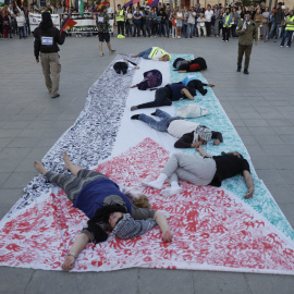  Cientos de personas se concentran en la plaza del Ayuntamiento de València convocados por la Comunidad Palestina local y la Plataforma València Amb Palestina para protestar contra la agresión israelí y advertir de la hambruna que se propaga en Gaza. 