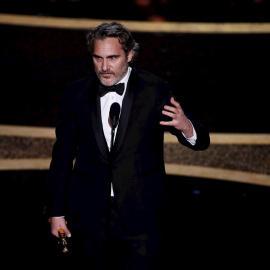 09/02/2020.- El actor Joaquin Phoenix recibe el Oscar a mejor actor por 'Joker'. / EFE - ETIENNE LAURENT