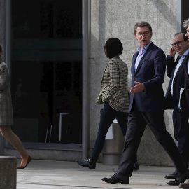 El presidente de la Xunta, Alberto Núñez Feijóo (c), junto a sus asesores y el portavoz del PP en el Parlamento, Pedro Puy (d), tras la reunión con los representantes de los partidos, para concretar la fecha de las próximas elecciones autonómicas, e