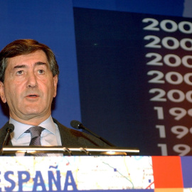 Fotografía de archivo de diciembre de  2003 de Alfonso Cortina, que fue presidente de Repsol de 1996 a 2004, fallecido a los 76 años por el coronavirus. EFE/JuanJo Martín