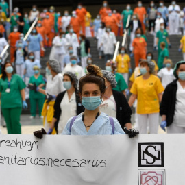08/06/2020 Los sanitarios se concentran para defender la sanidad pública y denunciar los "recortes y privatizaciones" en el Hospital Gregorio Marañón (Madrid). / AFP - PIERRE-PHILIPPE MARCOU