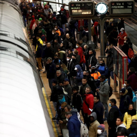 17/03/2020.- Decenas de usuarios se disponen a coger un tren de cercanías a primera hora de este martes en la estación de Madrid Atocha. La epidemia de coronavirus prosigue la escalada prevista por las autoridades sanitarias en la tercera jornada del es