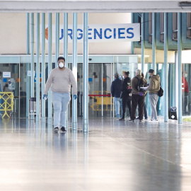 Vista de la entrada de urgencias del Hospital del Mar de Barcelona, este lunes, vigesimotercer día de confinamiento./ Alejandro García (EFE)