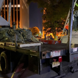 Trabajos de retirada de la estatua de Colón. | EFE