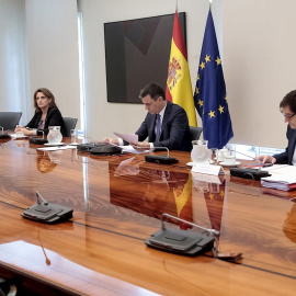 La ministra de Hacienda, María Jesús Montero, la vicepresidenta de Transición Ecológica, Teresa Rivera, el presidente del Gobierno, Pedro Sánchez, y el ministro de Sanidad, Salvador Illa./ Moncloa,