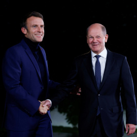 El canciller alemán, Olaf Scholz, da la bienvenida al presidente francés, Emmanuel Macron, en la Cancillería de Berlín, Alemania, a 3 de octubre de 2022. - REUTERS / Michele Tantussi 